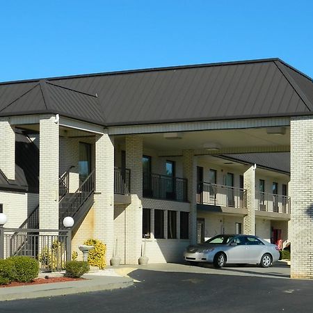 Deluxe Inn And Suites York Exterior photo