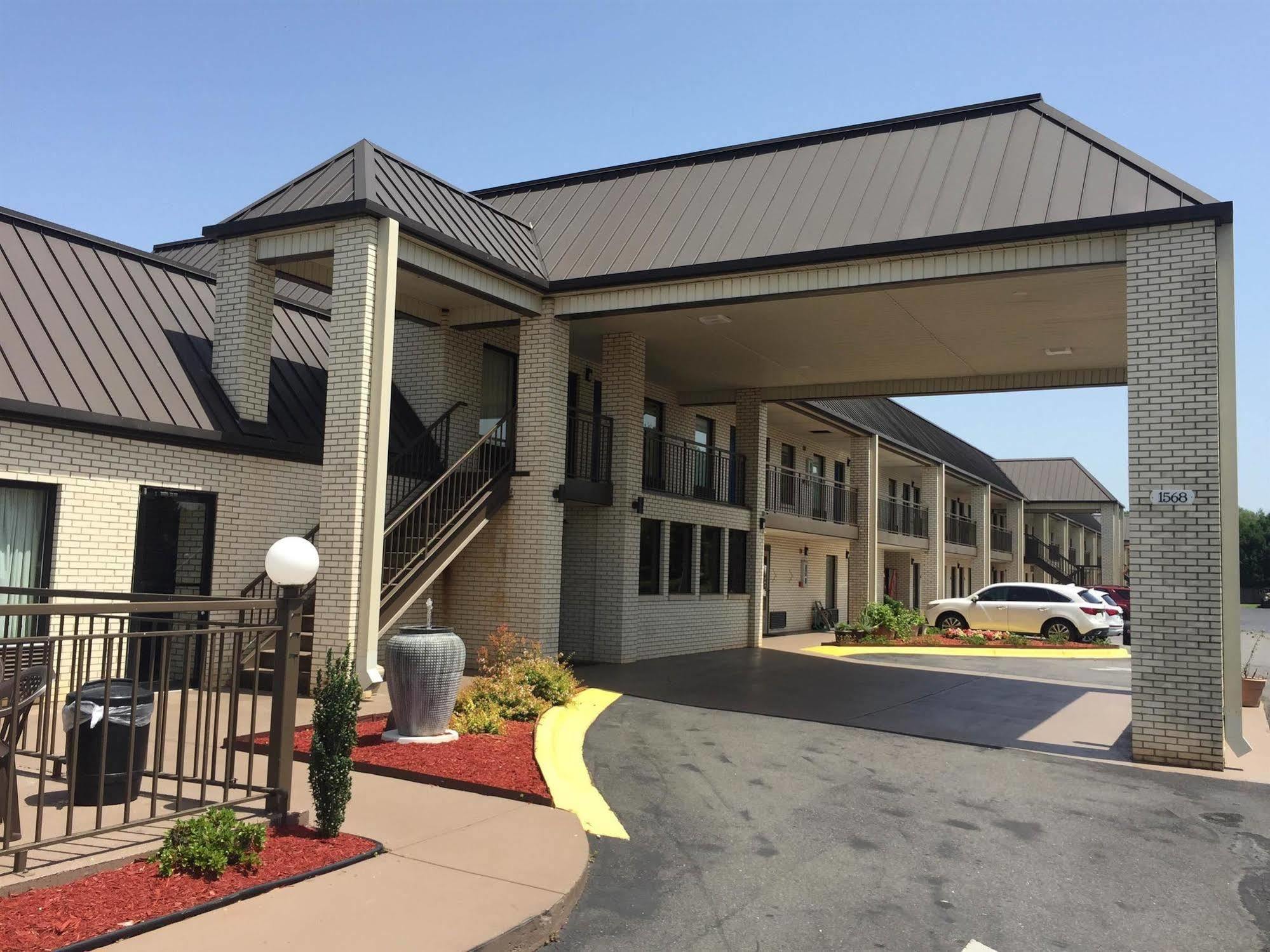 Deluxe Inn And Suites York Exterior photo