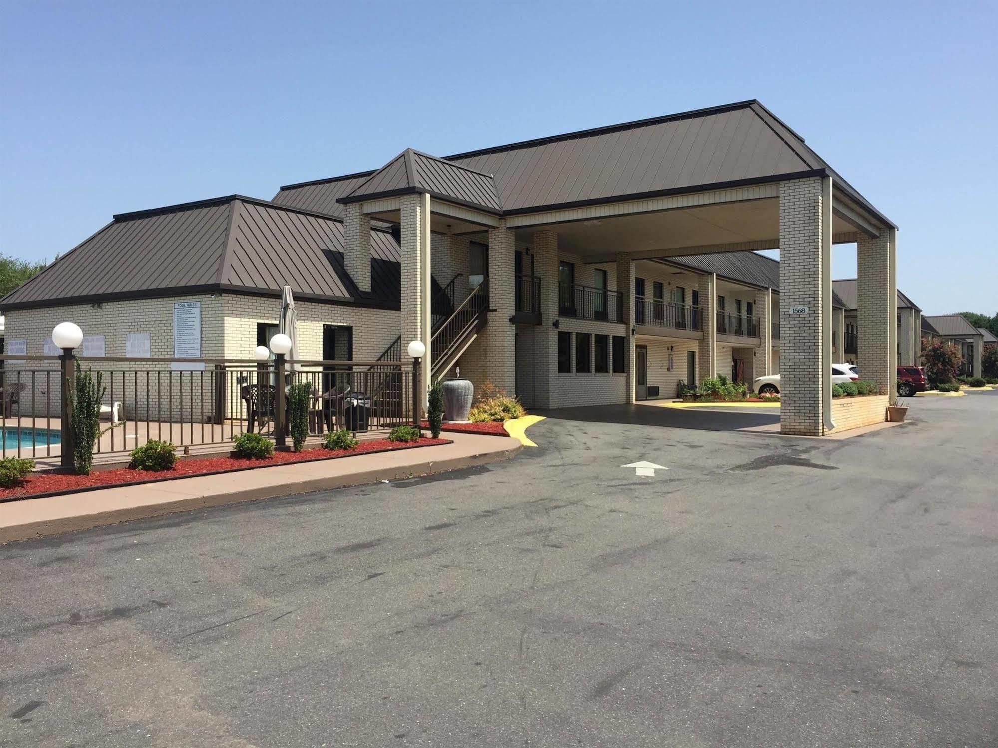 Deluxe Inn And Suites York Exterior photo